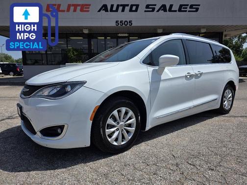Bright White Clearcoat 2019 Chrysler Pacifica Touring L