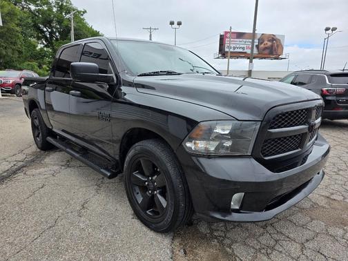 Brilliant Black Crystal Pearlcoat 2016 RAM 1500 Tradesman/Express