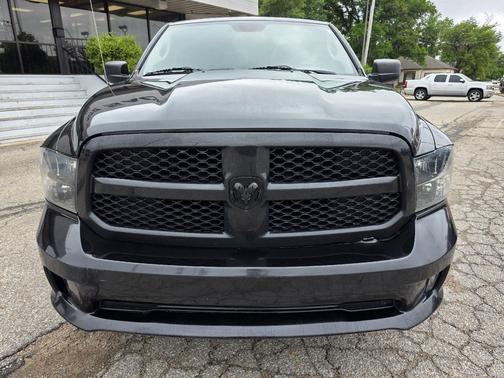 Brilliant Black Crystal Pearlcoat 2016 RAM 1500 Tradesman/Express