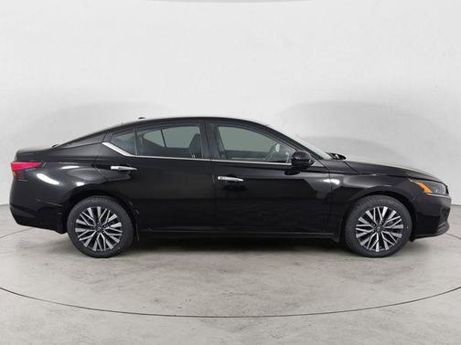 Super Black Clearcoat 2023 Nissan Altima 2.5 SV