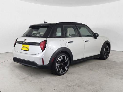 Nanuq White Metallic 2025 MINI Hardtop Cooper