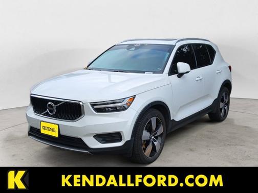 Crystal White 2022 Volvo XC40 Momentum