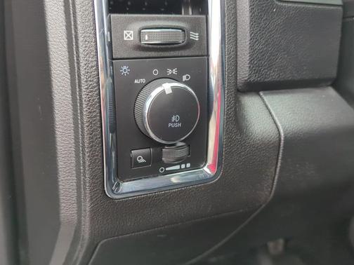 Brilliant Black Crystal Pearlcoat 2018 RAM 1500 Laramie