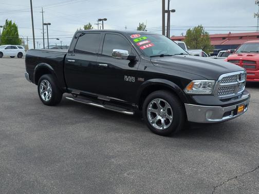Brilliant Black Crystal Pearlcoat 2018 RAM 1500 Laramie
