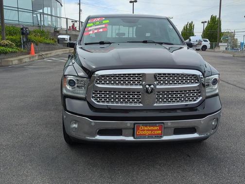 Brilliant Black Crystal Pearlcoat 2018 RAM 1500 Laramie