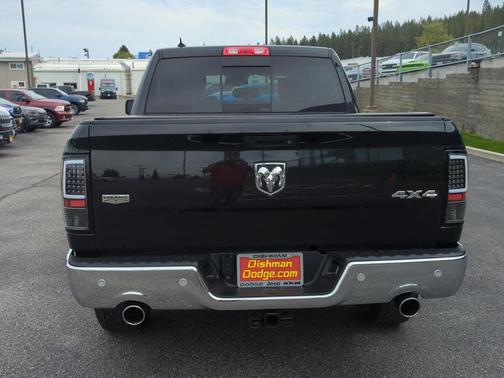 Brilliant Black Crystal Pearlcoat 2018 RAM 1500 Laramie