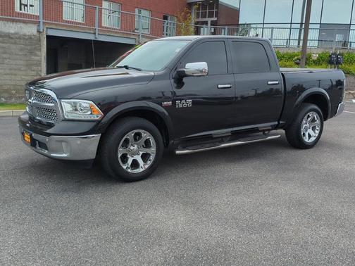 Brilliant Black Crystal Pearlcoat 2018 RAM 1500 Laramie