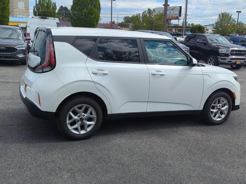 Snow White Pearl 2024 Kia Soul LX