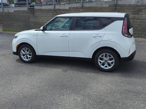 Snow White Pearl 2024 Kia Soul LX