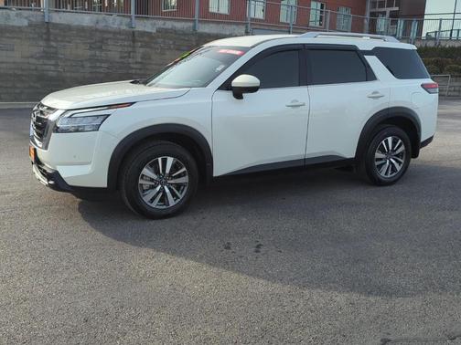 2024 Nissan Pathfinder SL