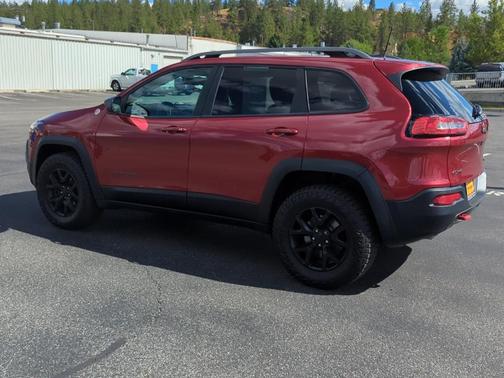 Deep Cherry Red Crystal Pearl 2017 Jeep Cherokee Trailhawk
