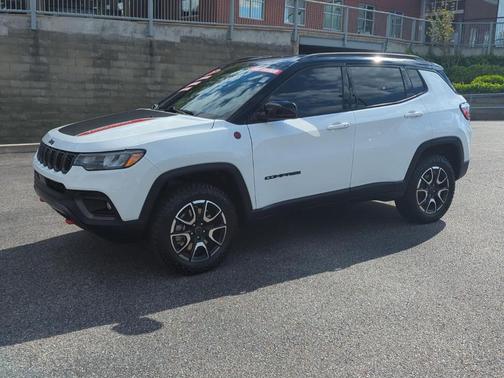 Bright White Clearcoat 2025 Jeep Compass Trailhawk