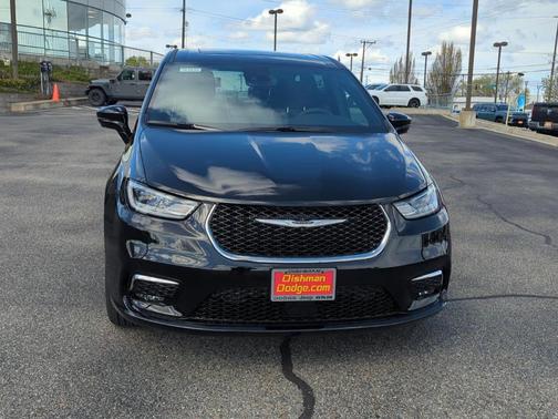 Diamond Black 2026 Chrysler Pacifica Limited