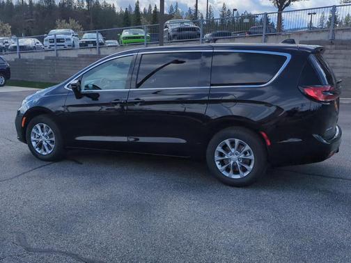 Diamond Black 2026 Chrysler Pacifica Limited