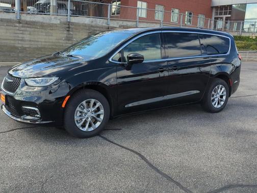 Diamond Black 2026 Chrysler Pacifica Limited