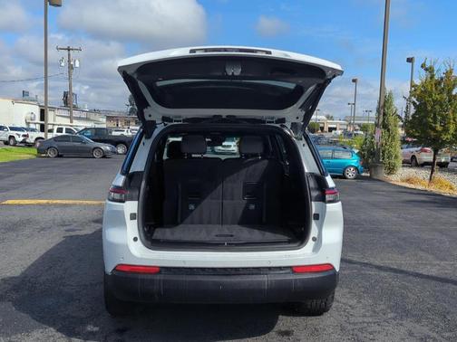 Bright White Clearcoat 2023 Jeep Grand Cherokee L Laredo