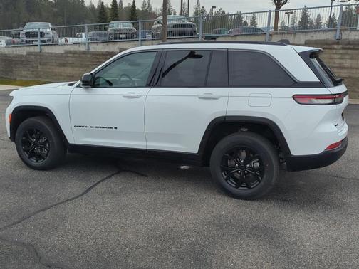 Bright White Clearcoat 2026 Jeep Grand Cherokee Laredo