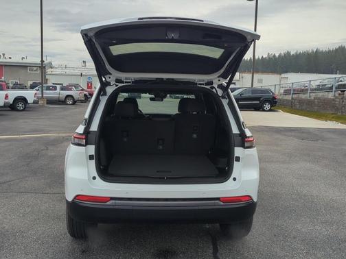 Bright White Clearcoat 2026 Jeep Grand Cherokee Laredo