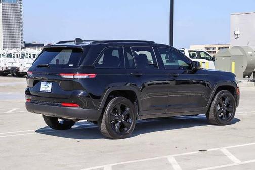 Diamond Black Crystal Pearlcoat 2023 Jeep Grand Cherokee LAREDO