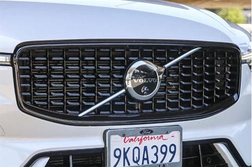 2024 Volvo XC60 B5 ULTIMATE DARK THEME