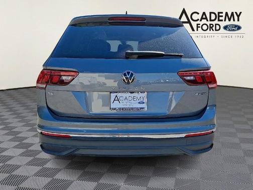 Platinum Gray Metallic 2022 Volkswagen Tiguan 2.0T SE
