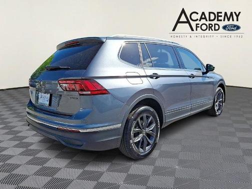 Platinum Gray Metallic 2022 Volkswagen Tiguan 2.0T SE