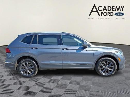 Platinum Gray Metallic 2022 Volkswagen Tiguan 2.0T SE