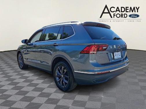 Platinum Gray Metallic 2022 Volkswagen Tiguan 2.0T SE