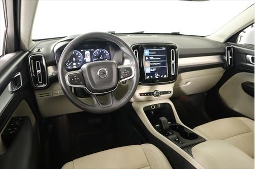2022 Volvo XC40 T4 Momentum