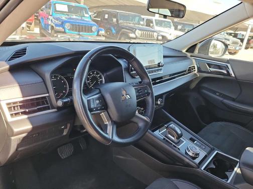 2024 Mitsubishi Outlander SE