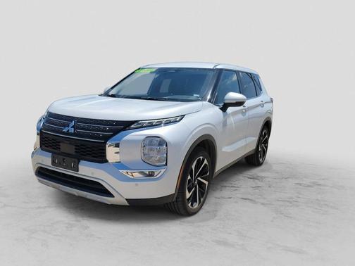 White Diamond 2024 Mitsubishi Outlander SE