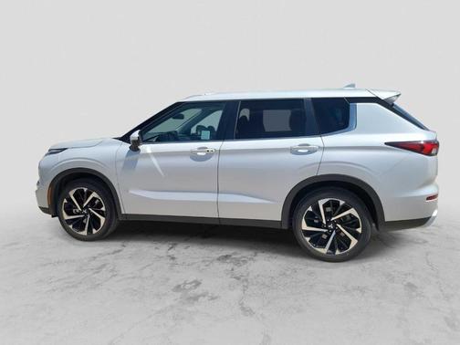 White Diamond 2024 Mitsubishi Outlander SE