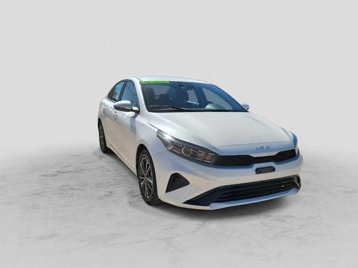 Snow White Pearl 2023 Kia Forte LXS
