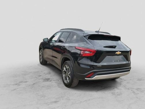 Mosaic Black Metallic 2024 Chevrolet Trax LT