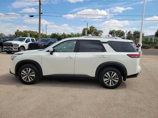 2023 Nissan Pathfinder SL