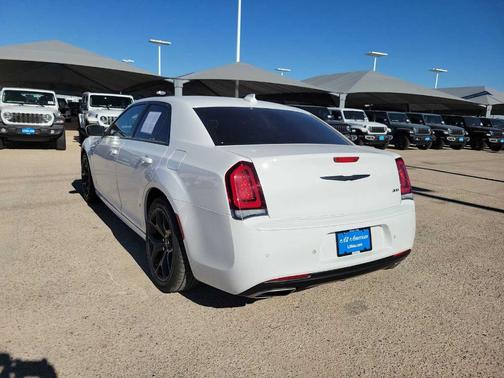 2022 Chrysler 300 Touring L