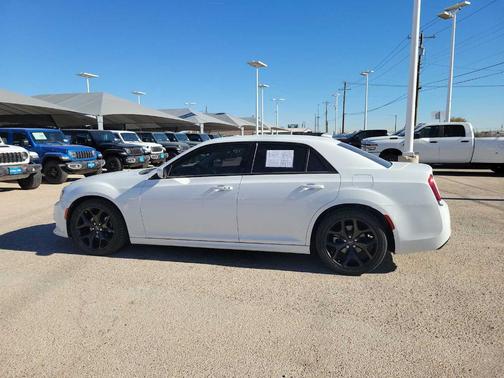 2022 Chrysler 300 Touring L