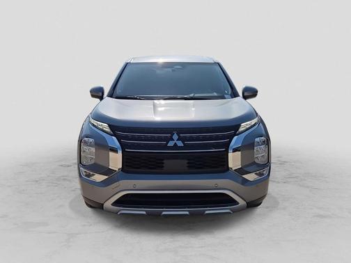 Mercury Gray Metallic 2024 Mitsubishi Outlander SE