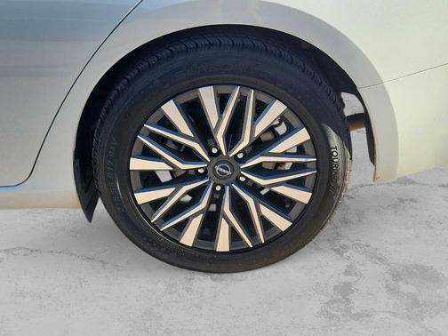 White 2024 Nissan Altima 2.5 SV