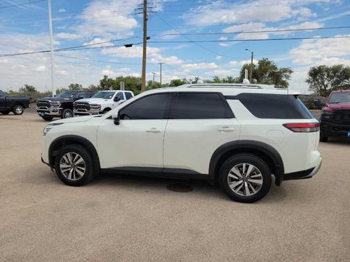 2023 Nissan Pathfinder SL