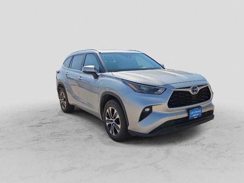 Celestial Silver Metallic 2023 Toyota Highlander Hybrid XLE