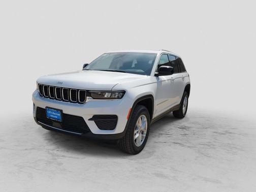 Bright White Clearcoat 2026 Jeep Grand Cherokee Laredo X