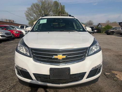 White 2017 Chevrolet Traverse 2LT