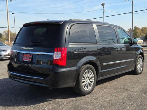 2016 Chrysler Town & Country Touring-L