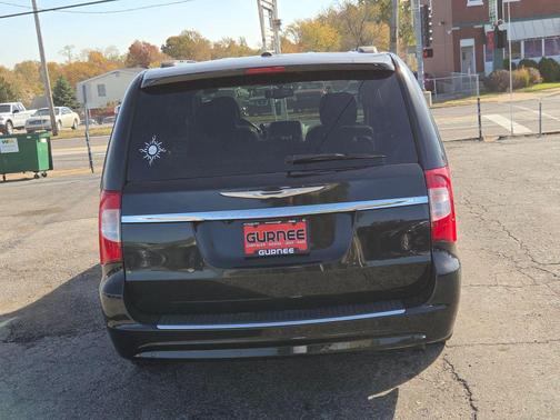 2016 Chrysler Town & Country Touring-L