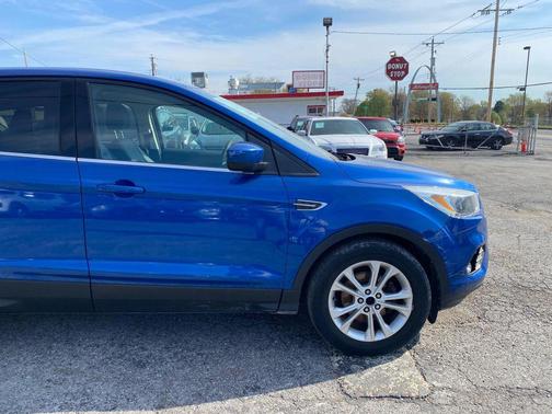 Ruby Red Metallic Tinted Clearcoat 2017 Ford Escape SE