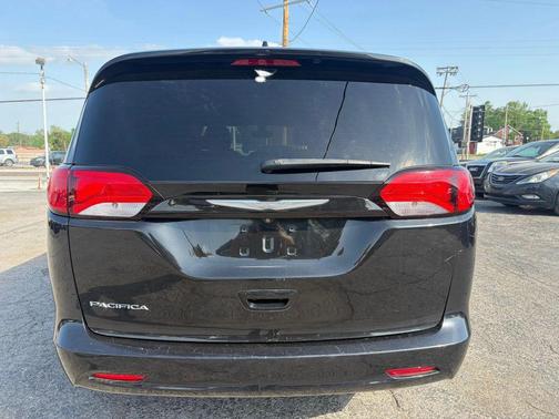Brilliant Black Crystal Pearlcoat 2017 Chrysler Pacifica Touring