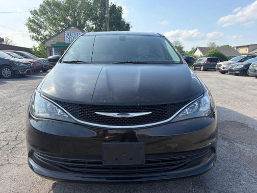 Brilliant Black Crystal Pearlcoat 2017 Chrysler Pacifica Touring