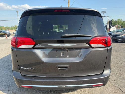 Granite Crystal Metallic Clearcoat 2017 Chrysler Pacifica Touring-L