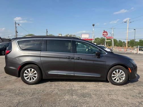 Granite Crystal Metallic Clearcoat 2017 Chrysler Pacifica Touring-L